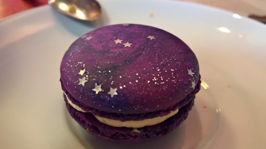 trophy cupcake - milky way macaron